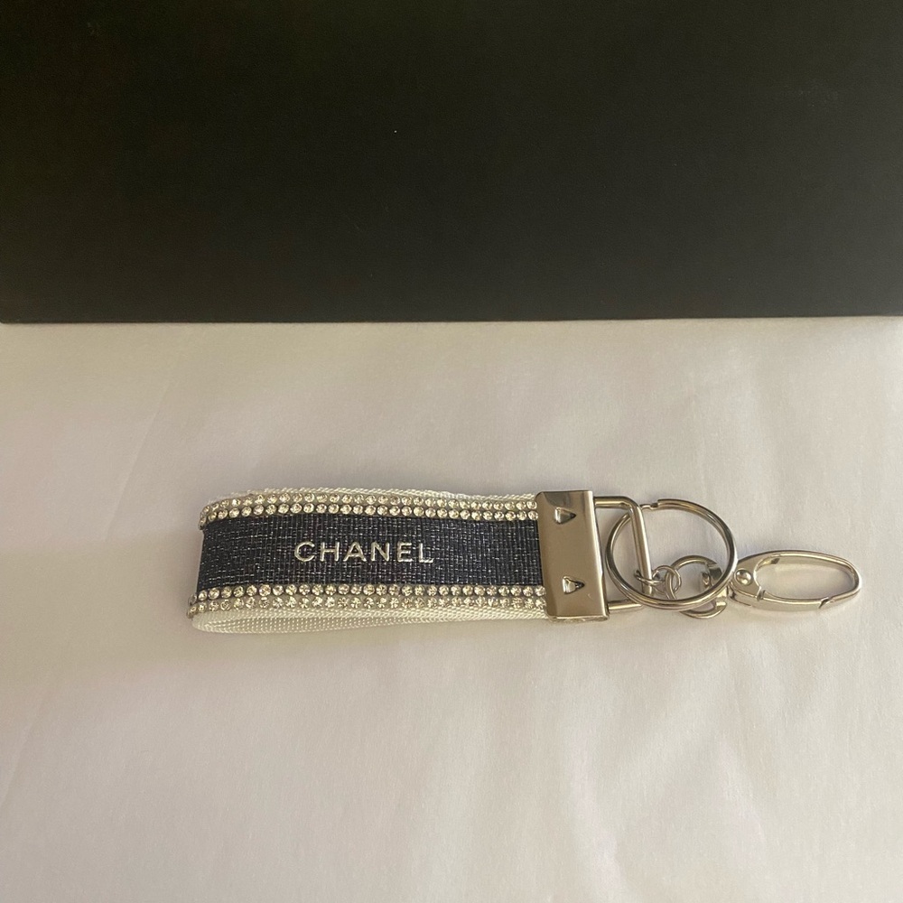 Shimmer Ribbon Keychain - Picture 4 of 5